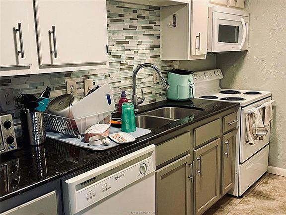 3rd image of 309 Spruce St APT B