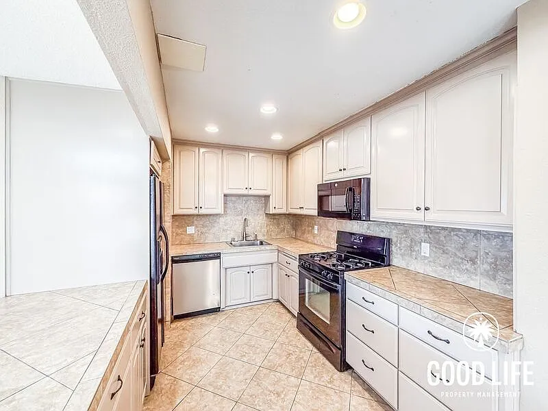 5 bed, 2.0 bath, 1654 sqft, $4,650 — Photo 4