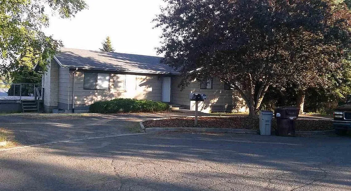 215 NW Coryell Ct — Photo 1