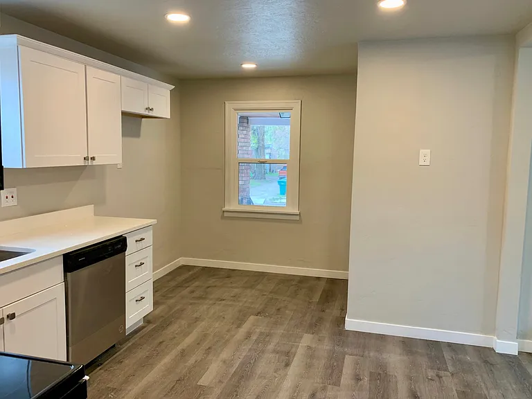 1045 Capitol St — Photo 4
