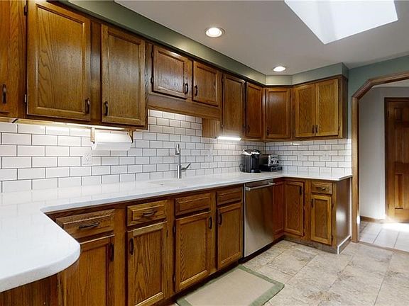 5th image of 10 Greenbriar Dr