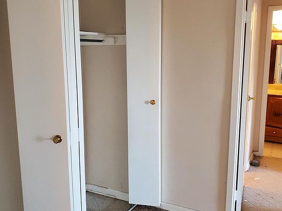 3rd image of 6001 Arlington Blvd APT 905