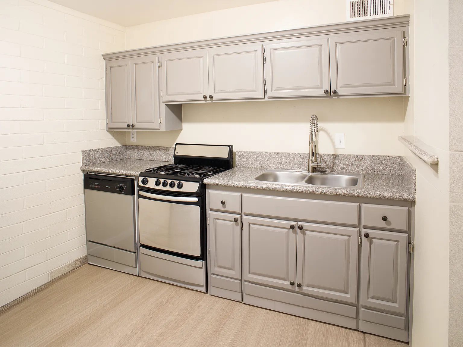 Geronimo Apartments — Photo 1