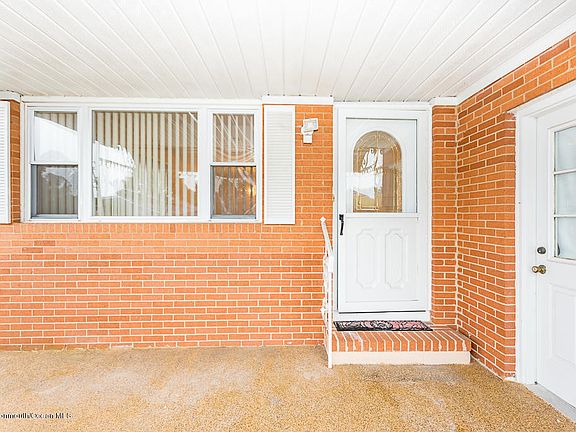2nd image of 9 Roxton Pl
