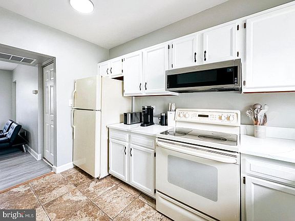 5th image of 2859 Denver St SE