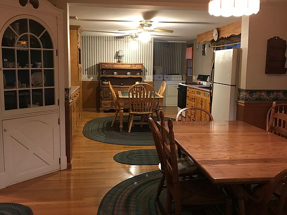 Dining room into kitchen