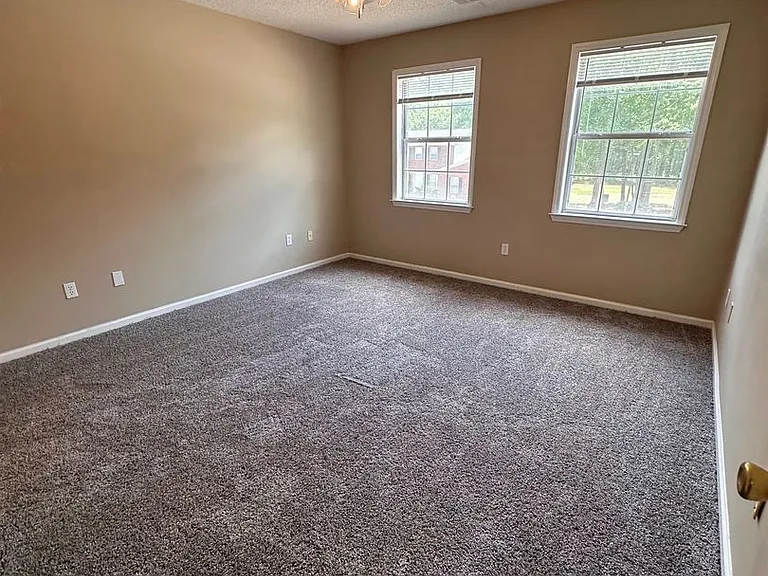 900 Country Club Rd — Photo 12