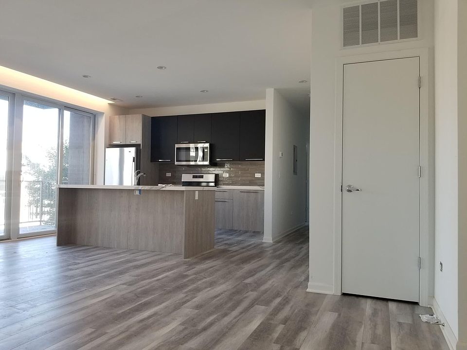 1st image of 2533 W Fullerton Ave #2BR