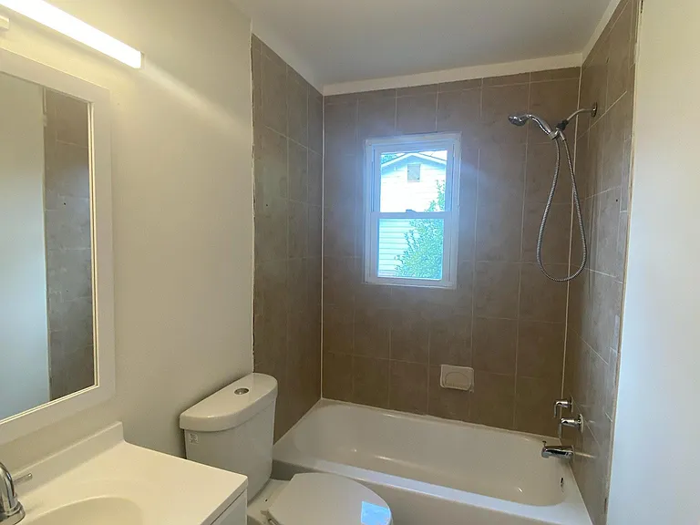 Upstairs full bathroom