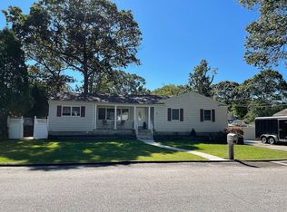 18 Carol Ln, Mastic Beach, NY 11951