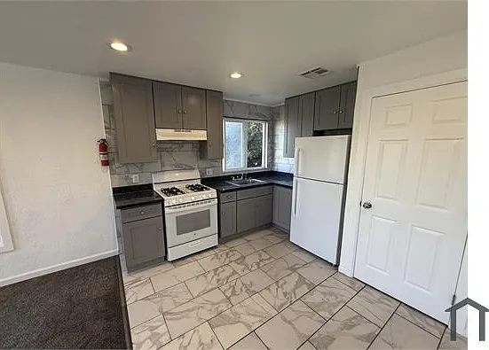 2 bed, 1000 sqft, $2,912 — Photo 3