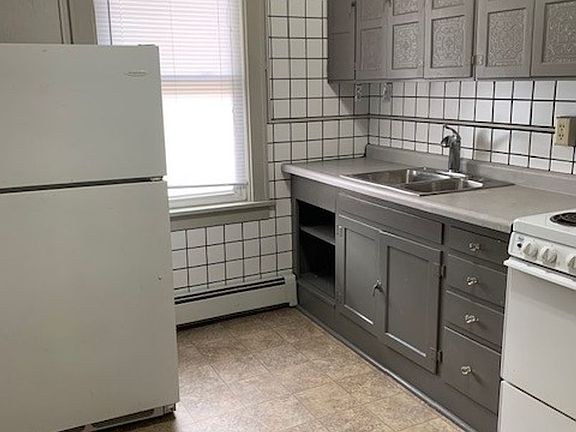 3rd image of 421 University Ave W #6