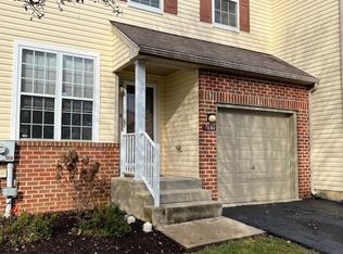 7680 Cross Creek Cir, Breinigsville, PA 18031