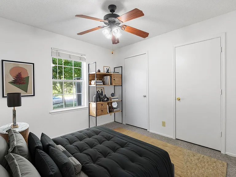 Three Bedroom - 3 Bed / 2 Bath - 989 Sq.Ft.