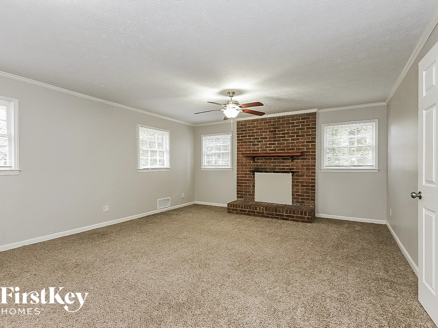 4 bed, 2.0 bath, 1964 sqft, $2,105 — Photo 2