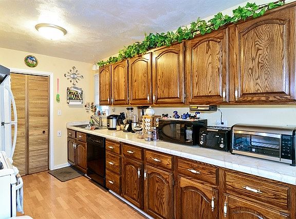 4th image of 223 Country Club Dr