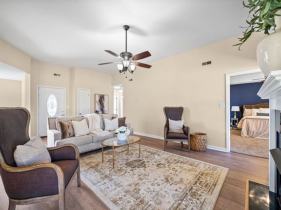 2nd image of 921 Glenhurst Way