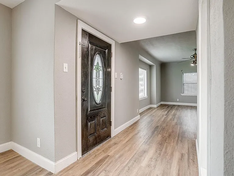 823 College St — Photo 4