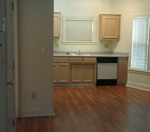 5th image of 600 11th St APT 04