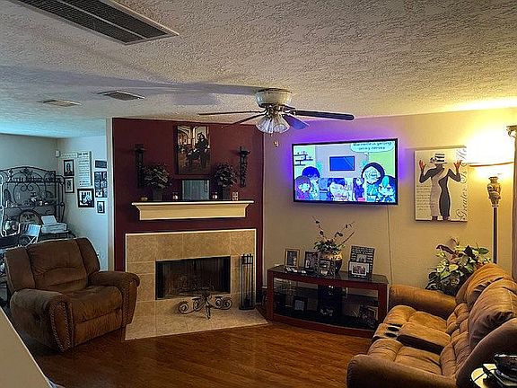 Family room w/fireplace