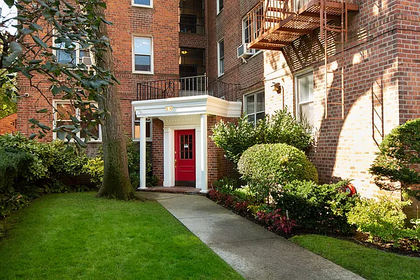 Sold by Douglas Elliman | media 15