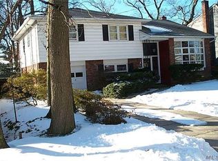 70 McKinley St, Massapequa Park, NY 11762