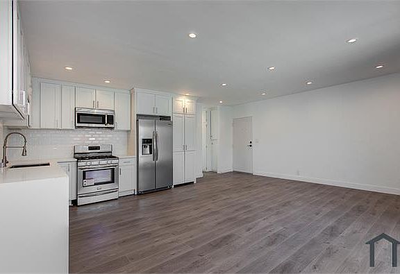 2nd image of 2827 S La Brea Ave APT 18
