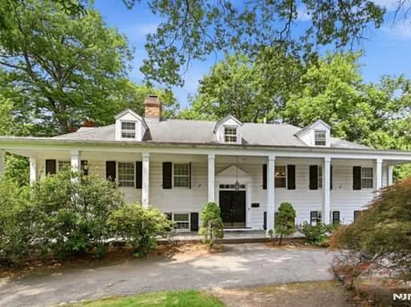376 Lakeview Dr, Wyckoff, NJ 07481