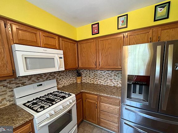 5th image of 224 E Summit St