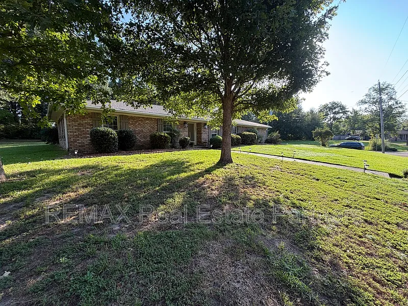 4 bed, 2.0 bath, 2200 sqft, $2,100 — Photo 2