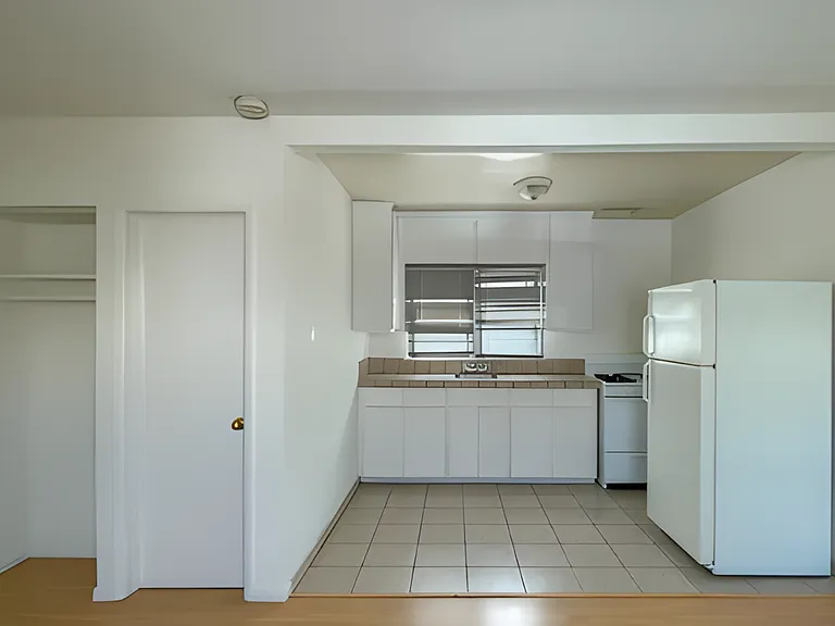 Centinela Apartments — Photo 12