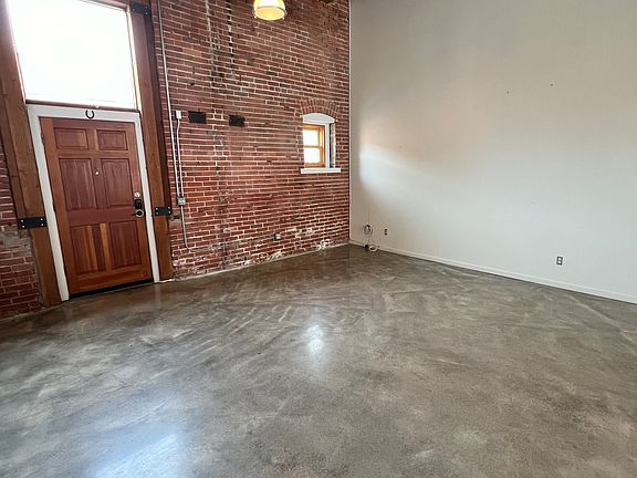 4th image of 1920 Wyandotte St APT 3