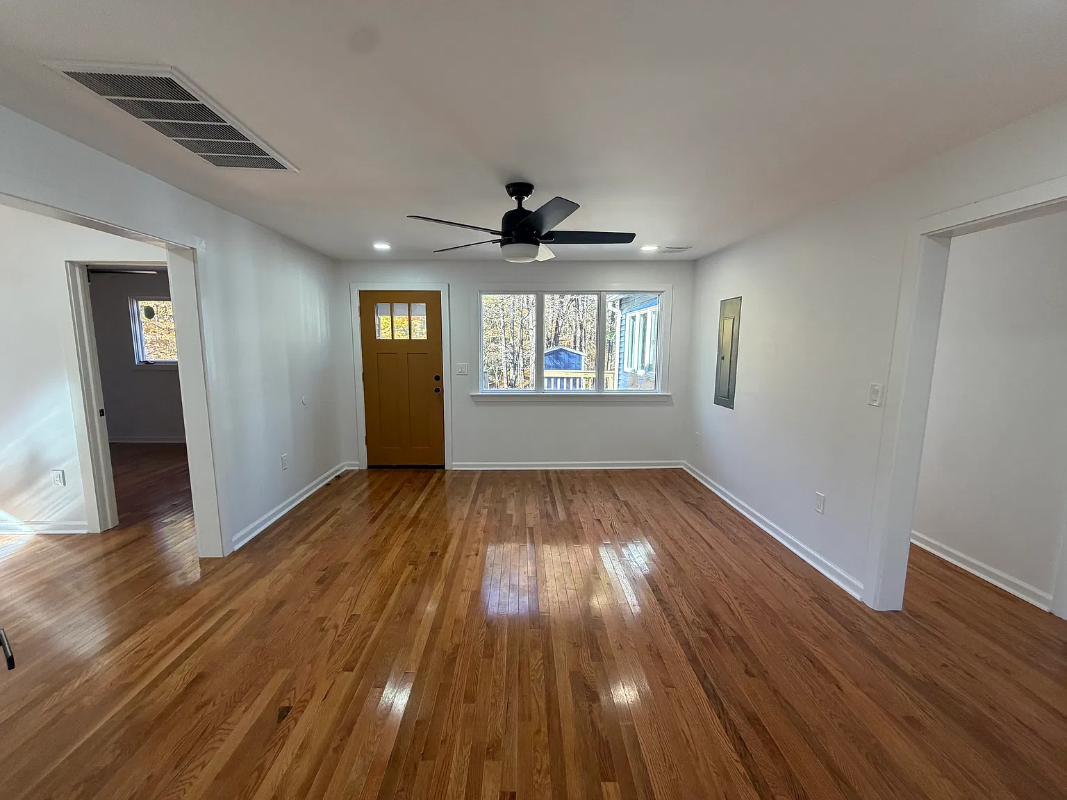 3 bed, 1300 sqft, $3,900 — Photo 3