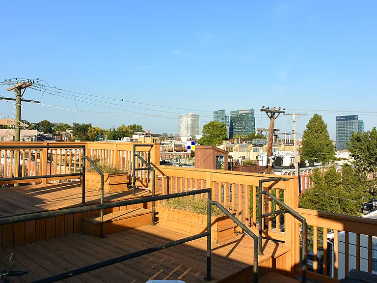 319 E Cross St — Photo 35