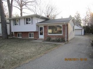 1429 Oakwood Ave, Sylvan Lake, MI 48320
