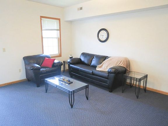 3rd image of 604 1/2 W Elm St #1