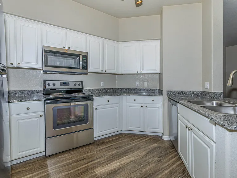 1a1 Renovated 965 SQFT 1 Bed 1 Bath
