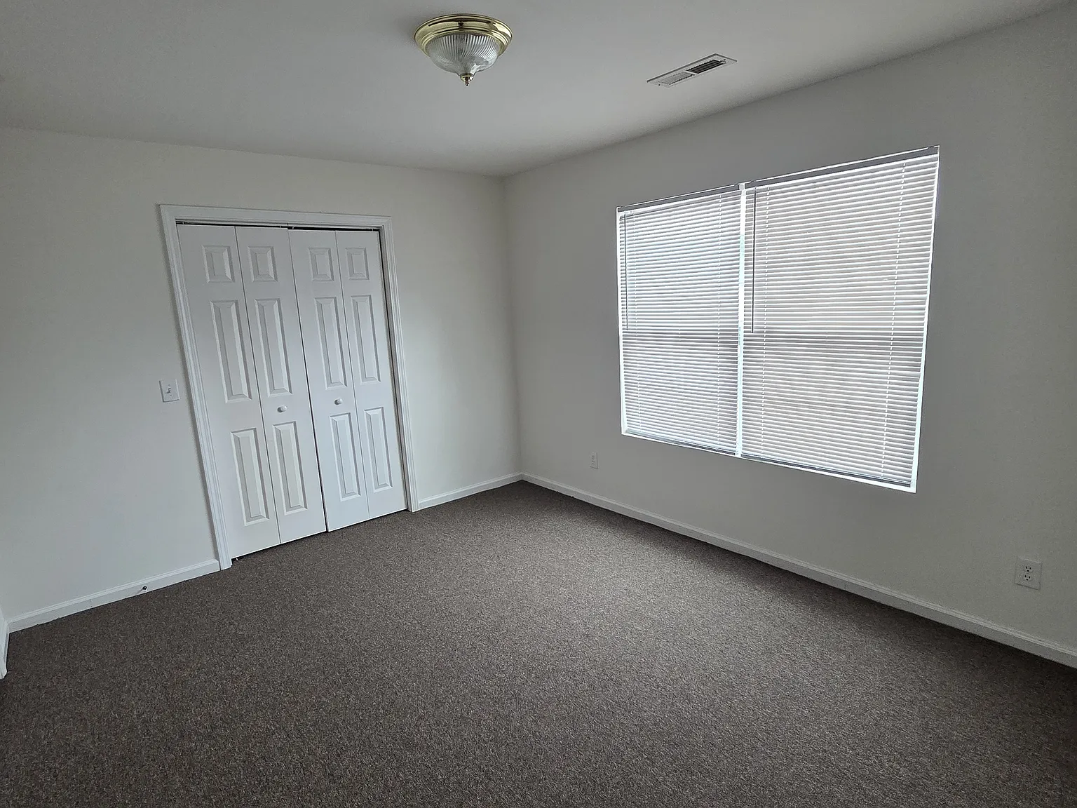 3 bed, 1.5 bath, 1228 sqft, $900 — Photo 3
