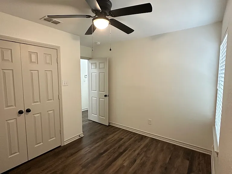809 Sabine St — Photo 14