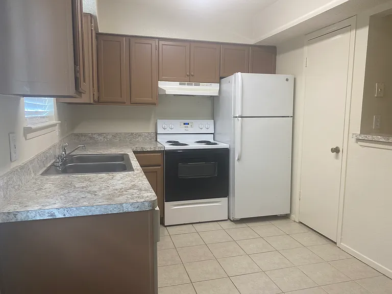 2826 Wimbledon Ct #D — Photo 3