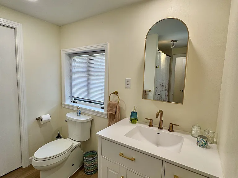 Sunny & Charming Full (Jack n Jill) Bathroom with windows on two walls.