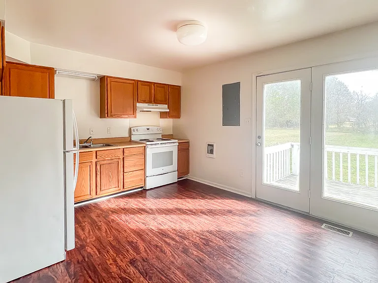 496 Lancaster Creek Dr — Photo 2