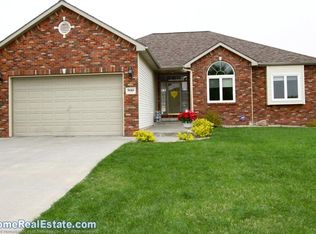 9464 Benziger Dr, Lincoln, NE 68526