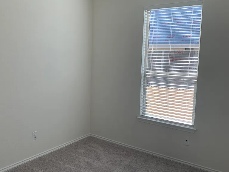 1112 Gwen Ln — Photo 1