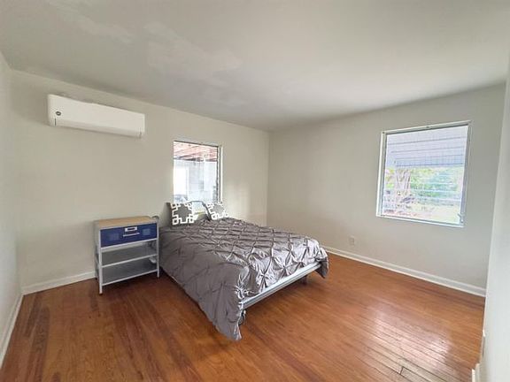 4th image of 422 North Broadway