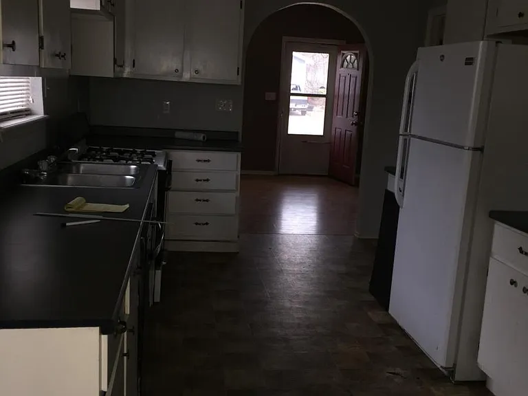 2110 N Chapman Ave — Photo 5