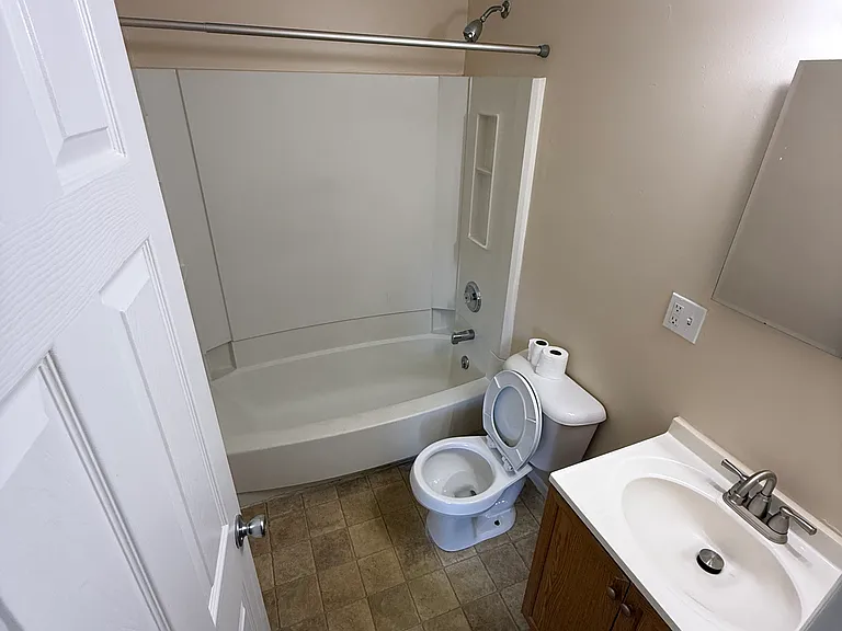 345 Hampshire Dr #9 — Photo 3