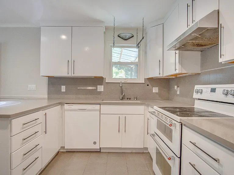 1613 E Jordan St — Photo 11
