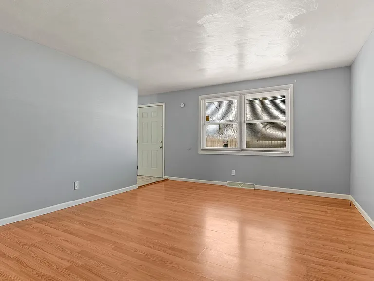2271-2277 E Laurel St — Photo 5