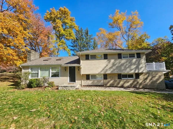 15 Geraldine Circle, Trumbull, CT 06611